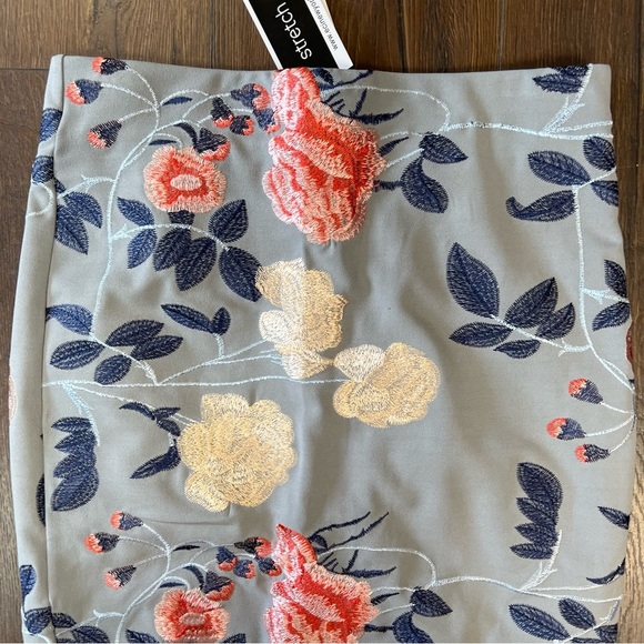 🆕 ECI Floral Embroidery Midi Skirt SZ SM - Picture 3 of 5